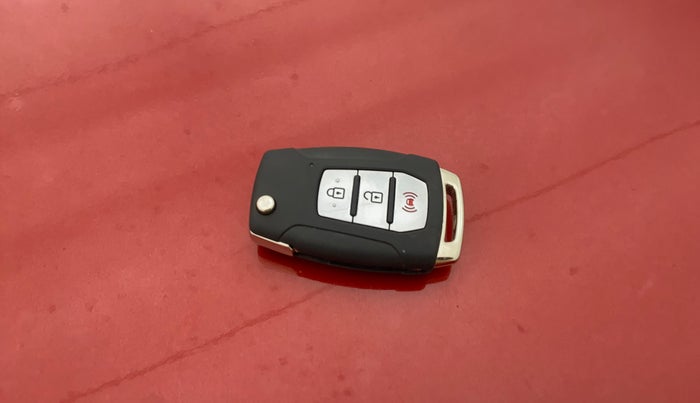 2019 Mahindra XUV300 W8 (O) 1.2 PETROL, Petrol, Manual, 41,851 km, Key Close Up