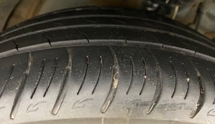 2021 Mahindra XUV300 W8(O), Diesel, Manual, 15,738 km, Right Front Tyre Tread