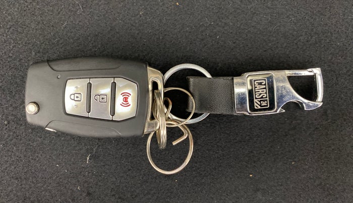 2021 Mahindra XUV300 W8(O), Diesel, Manual, 15,738 km, Key Close Up