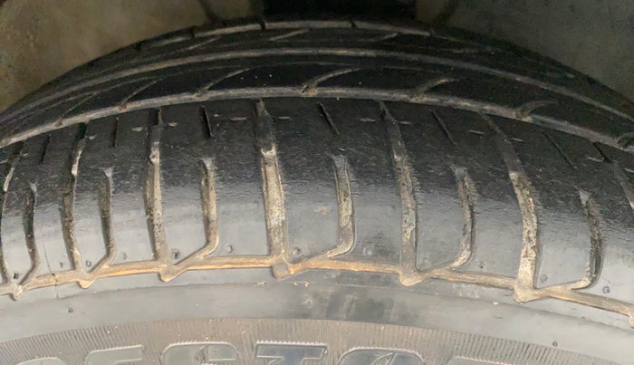 2012 Volkswagen Polo TRENDLINE 1.2L DIESEL, Diesel, Manual, 1,05,242 km, Right Front Tyre Tread