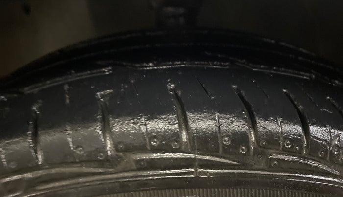 2015 Hyundai Eon ERA +, CNG, Manual, 82,955 km, Left Front Tyre Tread