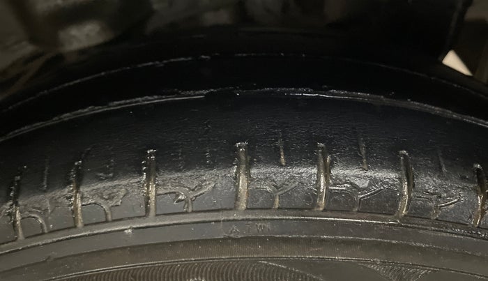 2015 Hyundai Eon ERA +, CNG, Manual, 82,955 km, Left Rear Tyre Tread
