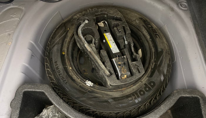 2014 Skoda Rapid ELEGANCE 1.6 MPI MT, Petrol, Manual, 80,416 km, Spare Tyre