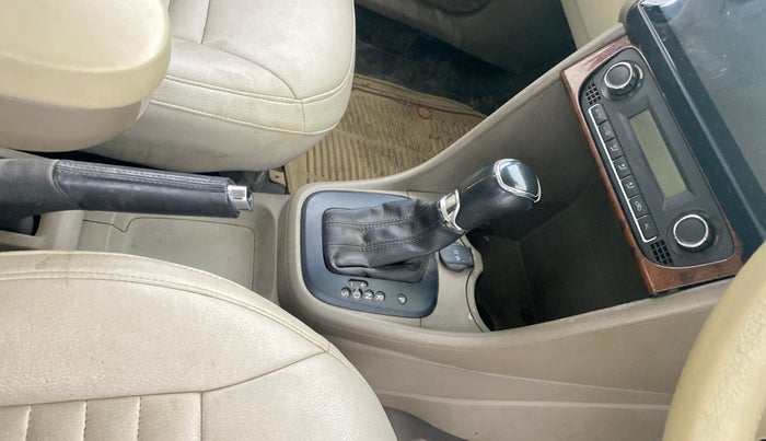 2014 Skoda Rapid ELEGANCE 1.6 MPI MT, Petrol, Manual, 80,416 km, Gear Lever