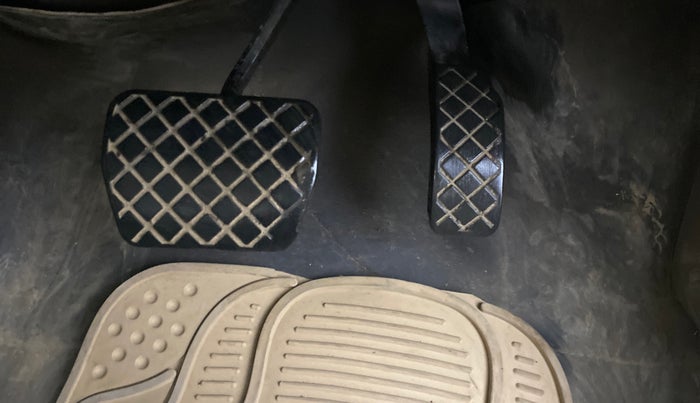 2014 Skoda Rapid ELEGANCE 1.6 MPI MT, Petrol, Manual, 80,416 km, Pedals