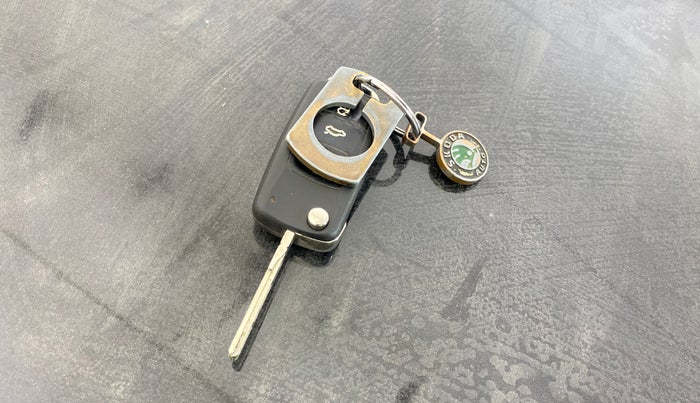 2014 Skoda Rapid ELEGANCE 1.6 MPI MT, Petrol, Manual, 80,416 km, Key Close Up