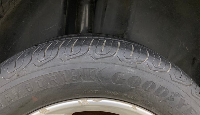 2014 Skoda Rapid ELEGANCE 1.6 MPI MT, Petrol, Manual, 80,416 km, Right Rear Tyre Tread