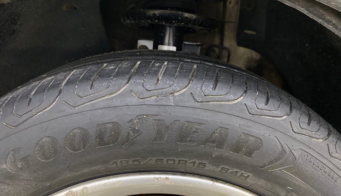 2014 Skoda Rapid ELEGANCE 1.6 MPI MT, Petrol, Manual, 80,416 km, Left Front Tyre Tread