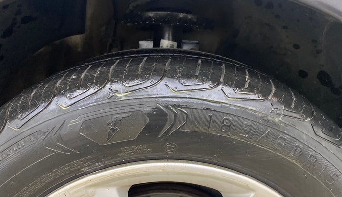 2014 Skoda Rapid ELEGANCE 1.6 MPI MT, Petrol, Manual, 80,416 km, Right Front Tyre Tread
