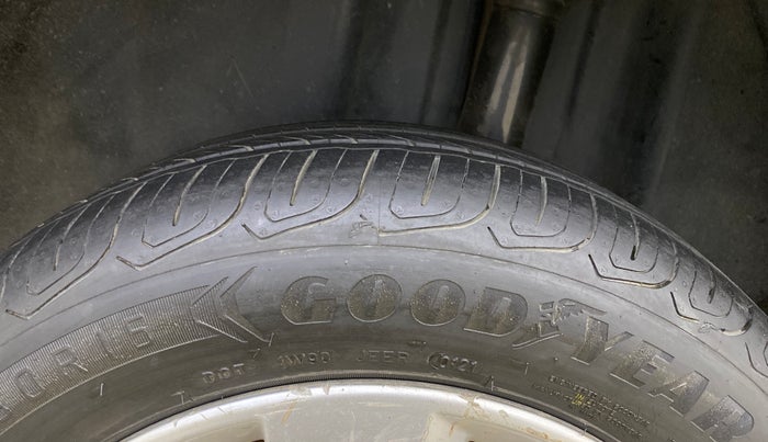 2014 Skoda Rapid ELEGANCE 1.6 MPI MT, Petrol, Manual, 80,416 km, Left Rear Tyre Tread