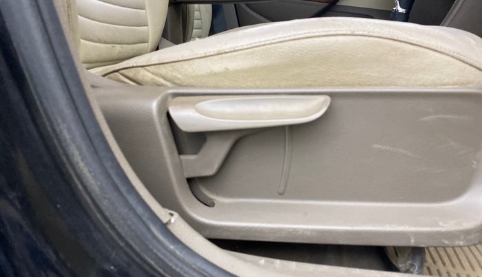 2014 Skoda Rapid ELEGANCE 1.6 MPI MT, Petrol, Manual, 80,416 km, Driver Side Adjustment Panel