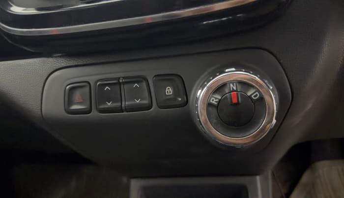 2016 Renault Kwid RXT 1.0 AMT (O), Petrol, Automatic, 56,773 km, Gear Lever
