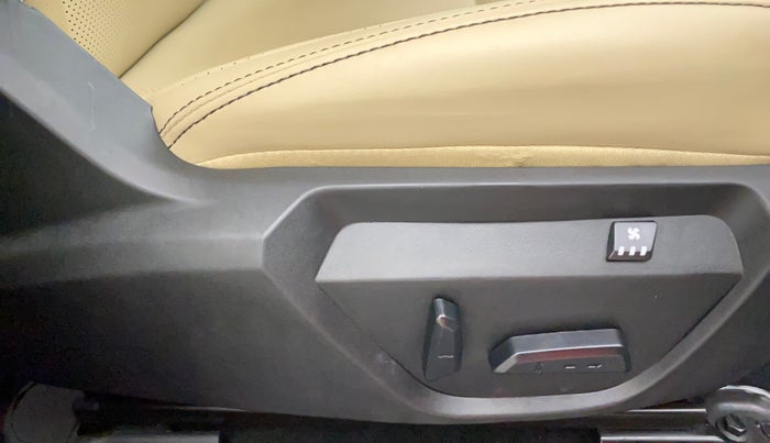 2022 Tata Safari XZ PLUS ADVENTURE 7STR, Diesel, Manual, 35,186 km, Driver Side Adjustment Panel