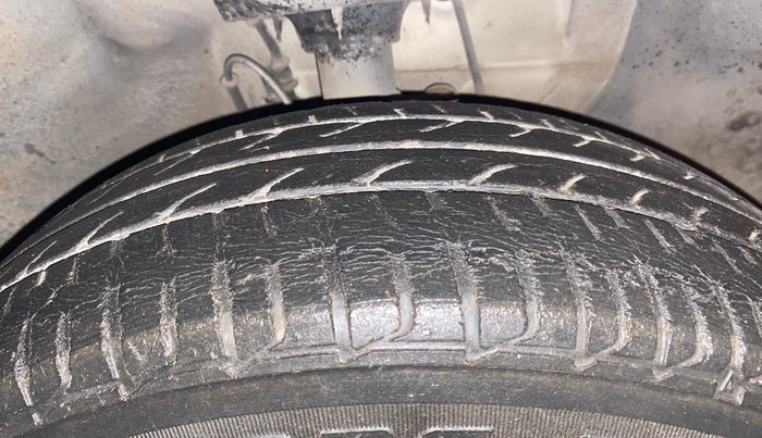 2016 Hyundai Elite i20 MAGNA 1.2, Petrol, Manual, 28,049 km, Right Front Tyre Tread