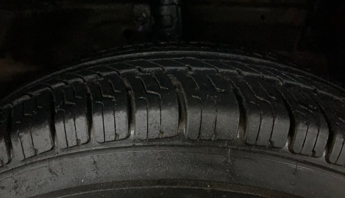 2016 Maruti Swift VXI, Petrol, Manual, 28,387 km, Right Front Tyre Tread