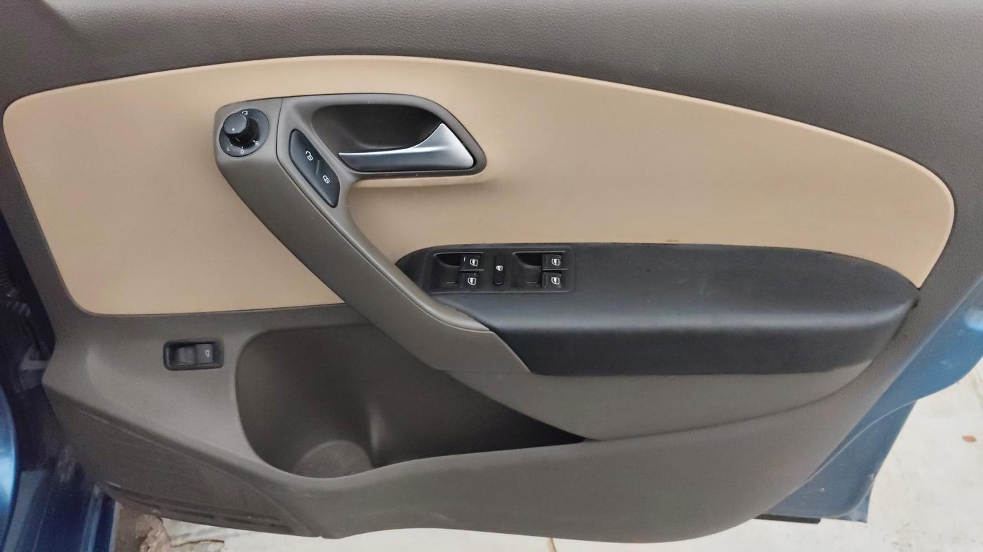 2016 Volkswagen Vento HIGHLINE 1.5 AT, Diesel, Automatic, 1,15,862 km, Driver Side Door Panels Control