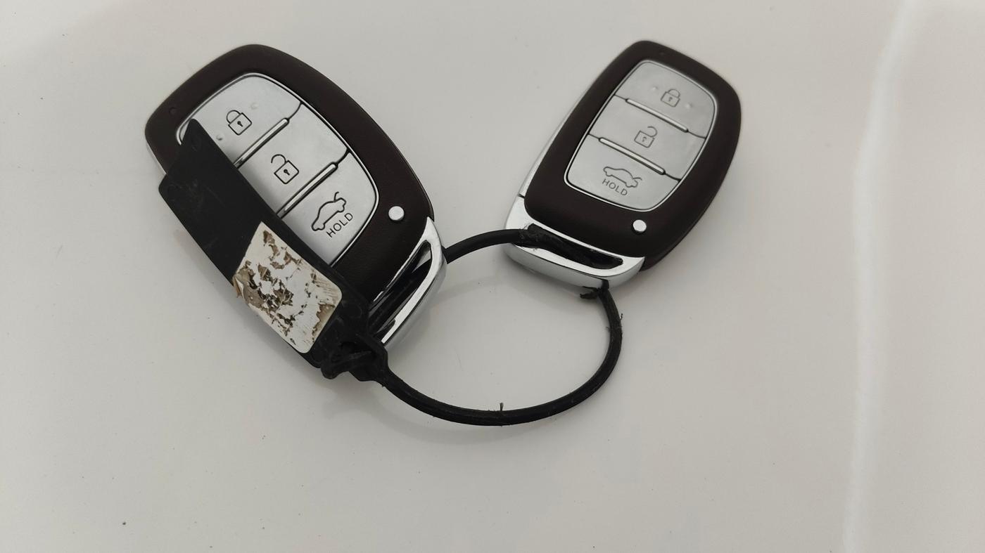 2023 Hyundai AURA SX PLUS 1.2 AMT, Petrol, Automatic, 27,624 km, Key Close Up