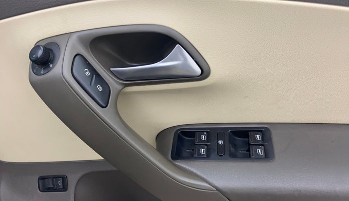 2014 Volkswagen Vento HIGHLINE 1.6 MPI, Petrol, Manual, 1,05,619 km, Driver Side Door Panels Control