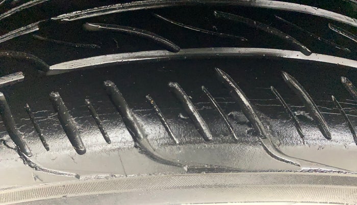 2014 Volkswagen Vento HIGHLINE 1.6 MPI, Petrol, Manual, 1,05,619 km, Right Rear Tyre Tread