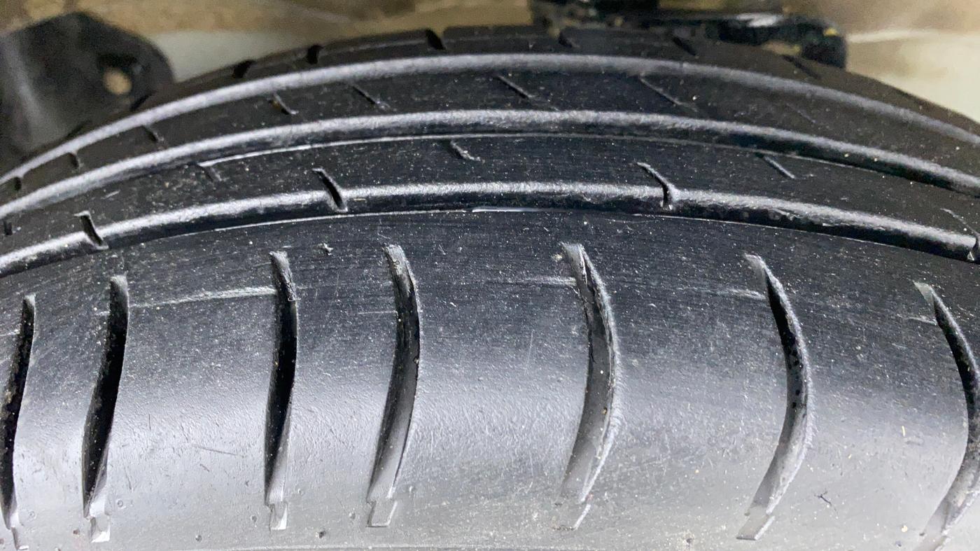 2019 Maruti Eeco 5 STR CNG WITH AC PLUSHTR, CNG, Manual, 63,880 km, Right Front Tyre Tread