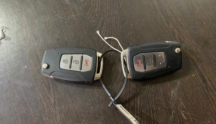 2021 Mahindra XUV300 W8 (O) 1.2 PETROL AMT, Petrol, Automatic, 45,205 km, Key Close Up