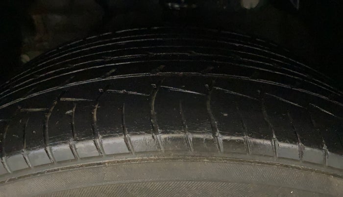 2021 Mahindra XUV300 W8 (O) 1.2 PETROL AMT, Petrol, Automatic, 45,205 km, Left Front Tyre Tread