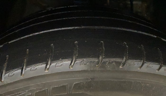 2021 Mahindra XUV300 W8 (O) 1.2 PETROL AMT, Petrol, Automatic, 45,205 km, Right Front Tyre Tread