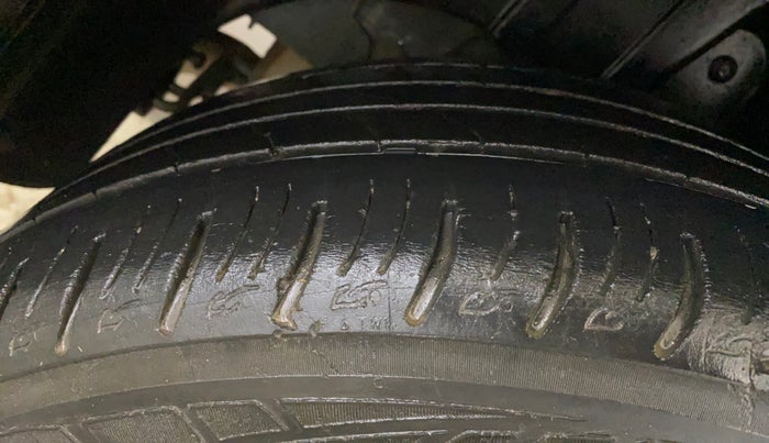 2021 Mahindra XUV300 W8 (O) 1.2 PETROL AMT, Petrol, Automatic, 45,205 km, Right Rear Tyre Tread