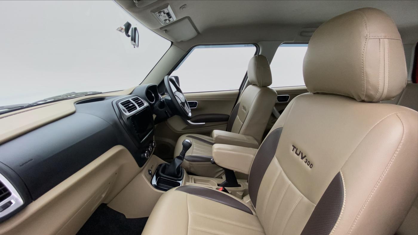 2016 Mahindra TUV300 T8, Diesel, Manual, 43,447 km, Right Side Front Door Cabin