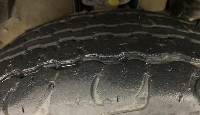 2016 Mahindra TUV300 T8, Diesel, Manual, 43,447 km, Right Front Tyre Tread