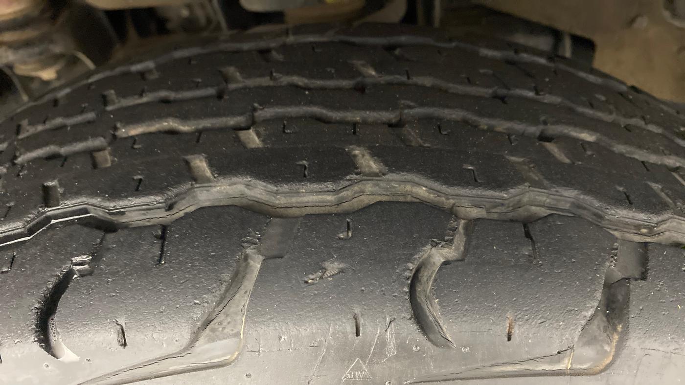 2016 Mahindra TUV300 T8, Diesel, Manual, 43,447 km, Left Front Tyre Tread