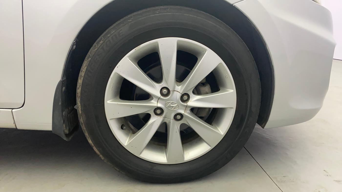 2012 Hyundai Verna FLUIDIC 1.6 VTVT SX, Petrol, Manual, 80,983 km, Right Front Wheel
