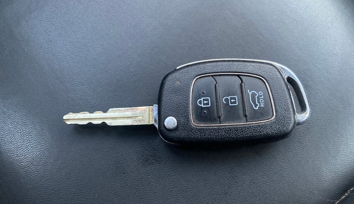 2021 Hyundai VENUE S 1.2, Petrol, Manual, 50,845 km, Key Close Up