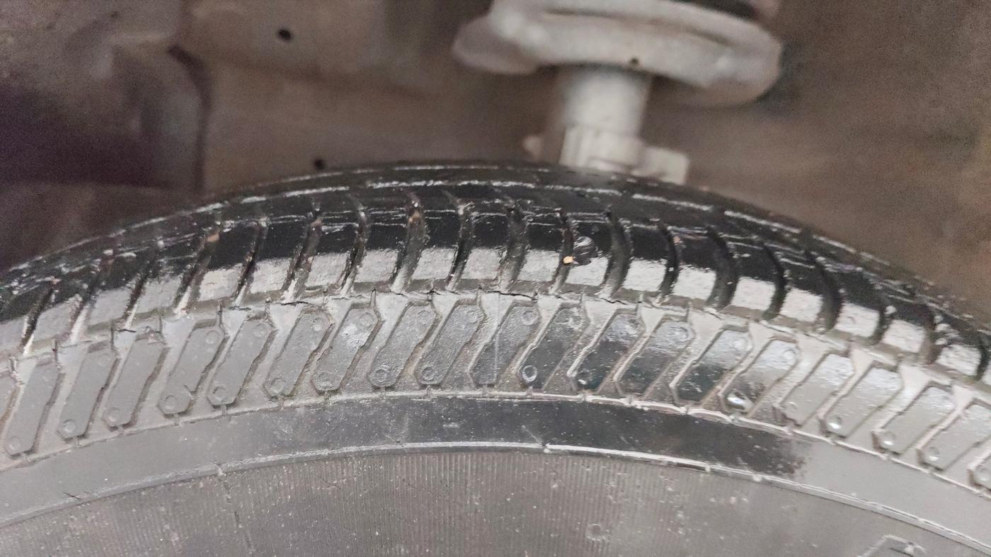 2015 Maruti Swift Dzire VXI, Petrol, Manual, 74,559 km, Left Front Tyre Tread