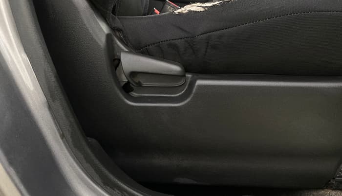 2016 Maruti Wagon R 1.0 VXI AMT, CNG, Automatic, 79,392 km, Driver Side Adjustment Panel