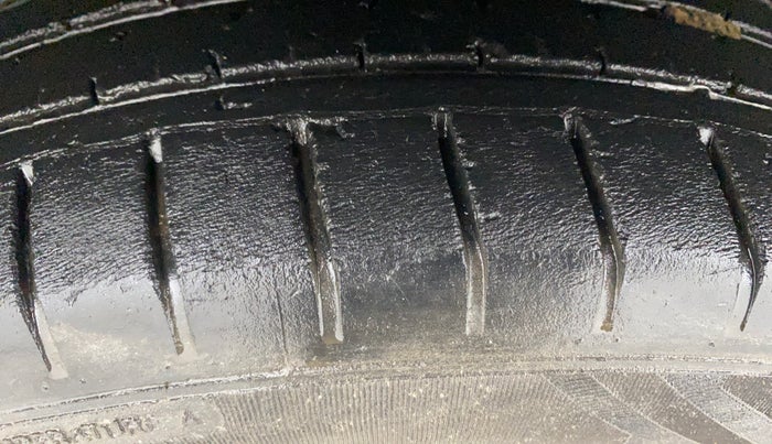 2018 Volkswagen Polo HIGHLINE PLUS 1.0 16 ALLOY, Petrol, Manual, 89,664 km, Left Front Tyre Tread