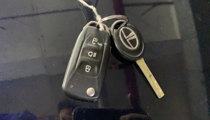 2021 Tata Tiago XT (O) PETROL, Petrol, Manual, 44,599 km, Key Close Up