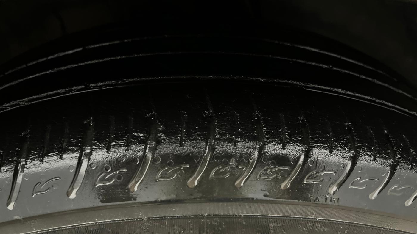 2022 KIA CARENS LUXURY PLUS 1.4 PETROL 7 STR, Petrol, Manual, 37,223 km, Right Front Tyre Tread