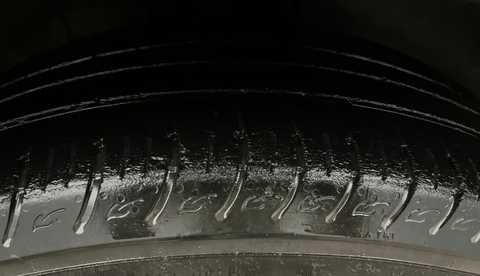 2022 KIA CARENS LUXURY PLUS 1.4 PETROL 7 STR, Petrol, Manual, 37,223 km, Right Front Tyre Tread
