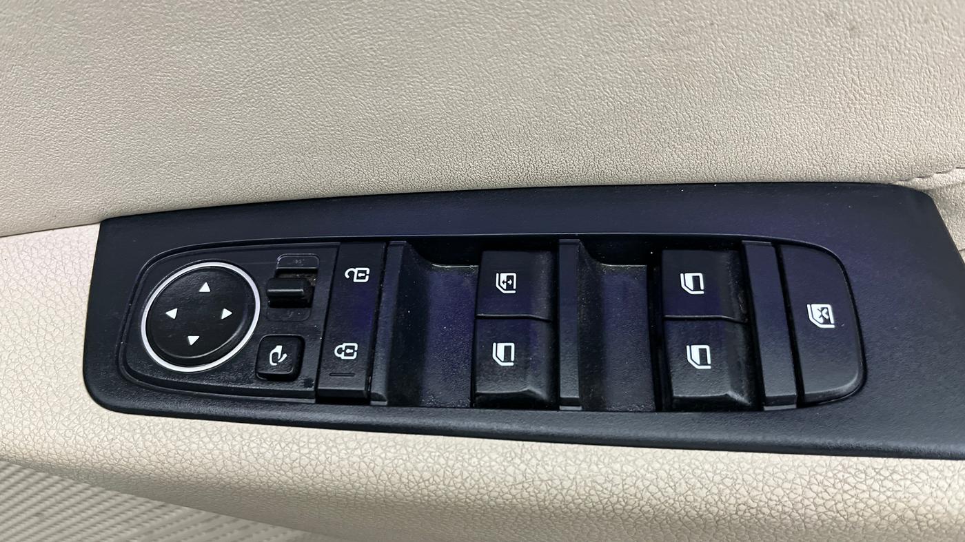 2022 KIA CARENS LUXURY PLUS 1.4 PETROL 7 STR, Petrol, Manual, 37,223 km, Driver Side Door Panels Control