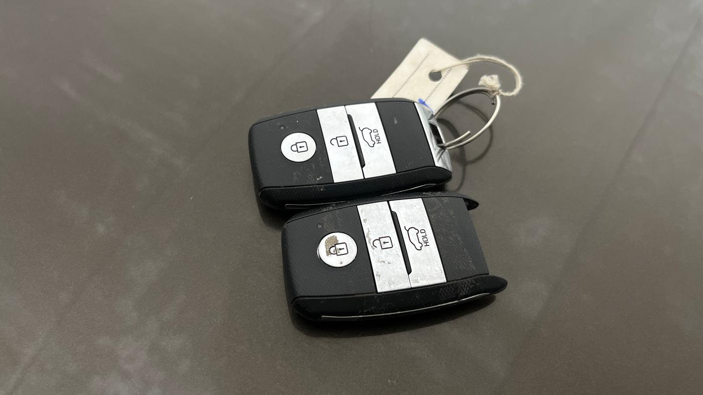 2022 KIA CARENS LUXURY PLUS 1.4 PETROL 7 STR, Petrol, Manual, 37,223 km, Key Close Up