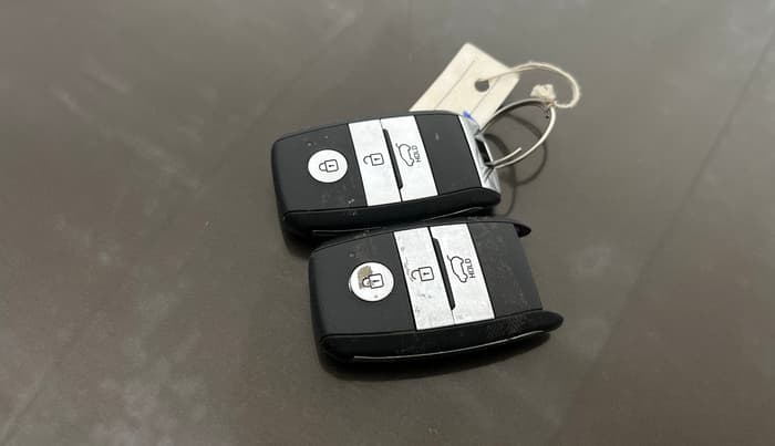 2022 KIA CARENS LUXURY PLUS 1.4 PETROL 7 STR, Petrol, Manual, 37,223 km, Key Close Up