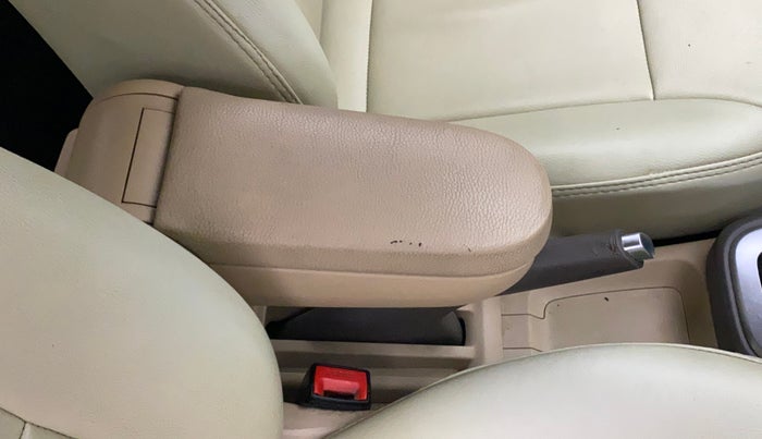2016 Volkswagen Vento HIGHLINE PETROL AT, Petrol, Automatic, 91,853 km, Driver seat - Armrest has minor damage
