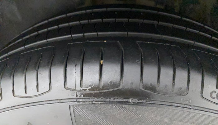 2016 Volkswagen Vento HIGHLINE PETROL AT, Petrol, Automatic, 91,853 km, Left Rear Tyre Tread