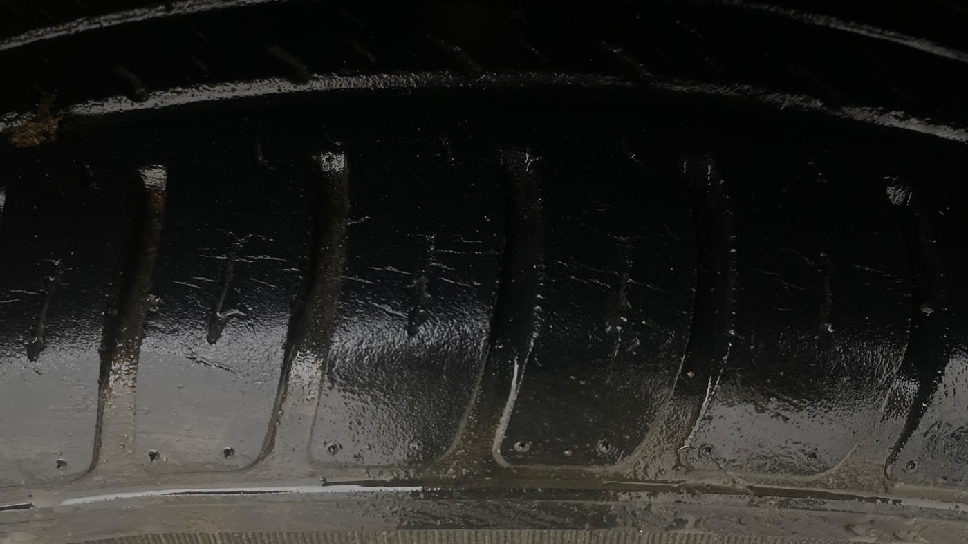 2021 Maruti Swift VXI, CNG, Manual, 52,040 km, Right Front Tyre Tread