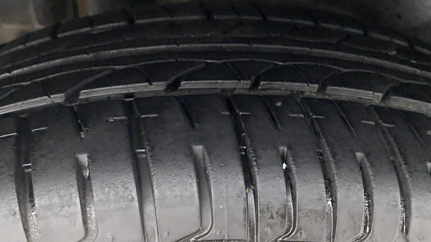 2017 Maruti Swift Dzire VXI (O), Petrol, Manual, 40,161 km, Right Rear Tyre Tread