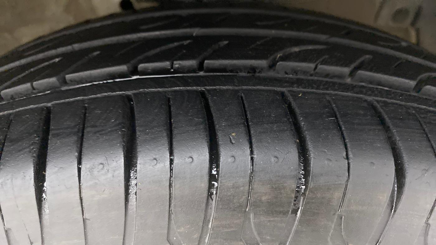 2017 Maruti Swift Dzire VXI (O), Petrol, Manual, 40,161 km, Right Front Tyre Tread