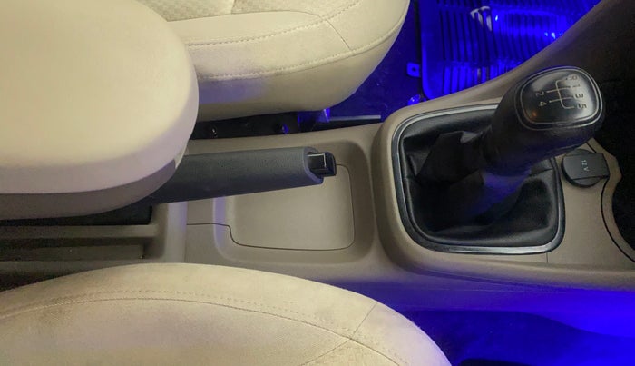 2016 Skoda Rapid 1.6 MPI ACTIVE, Petrol, Manual, 38,766 km, Gear Lever