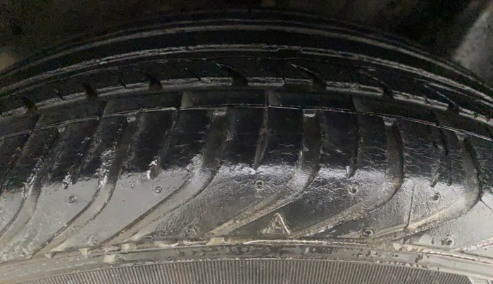 2016 Skoda Rapid 1.6 MPI ACTIVE, Petrol, Manual, 38,766 km, Right Rear Tyre Tread