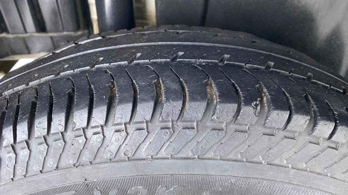 2017 Maruti Swift LXI (O), Petrol, Manual, 43,904 km, Right Rear Tyre Tread